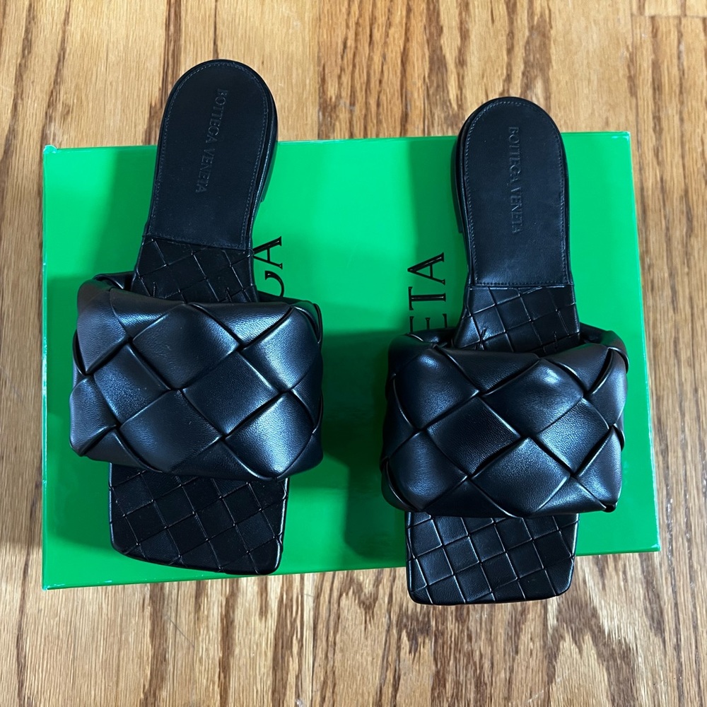 Bottega Veneta Black Lido Flat Leather Sandals in size 38.5
